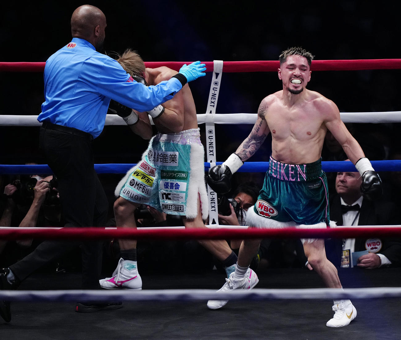オラスクアガ（右）に4回TKO負けした桑原（撮影・鈴木みどり）