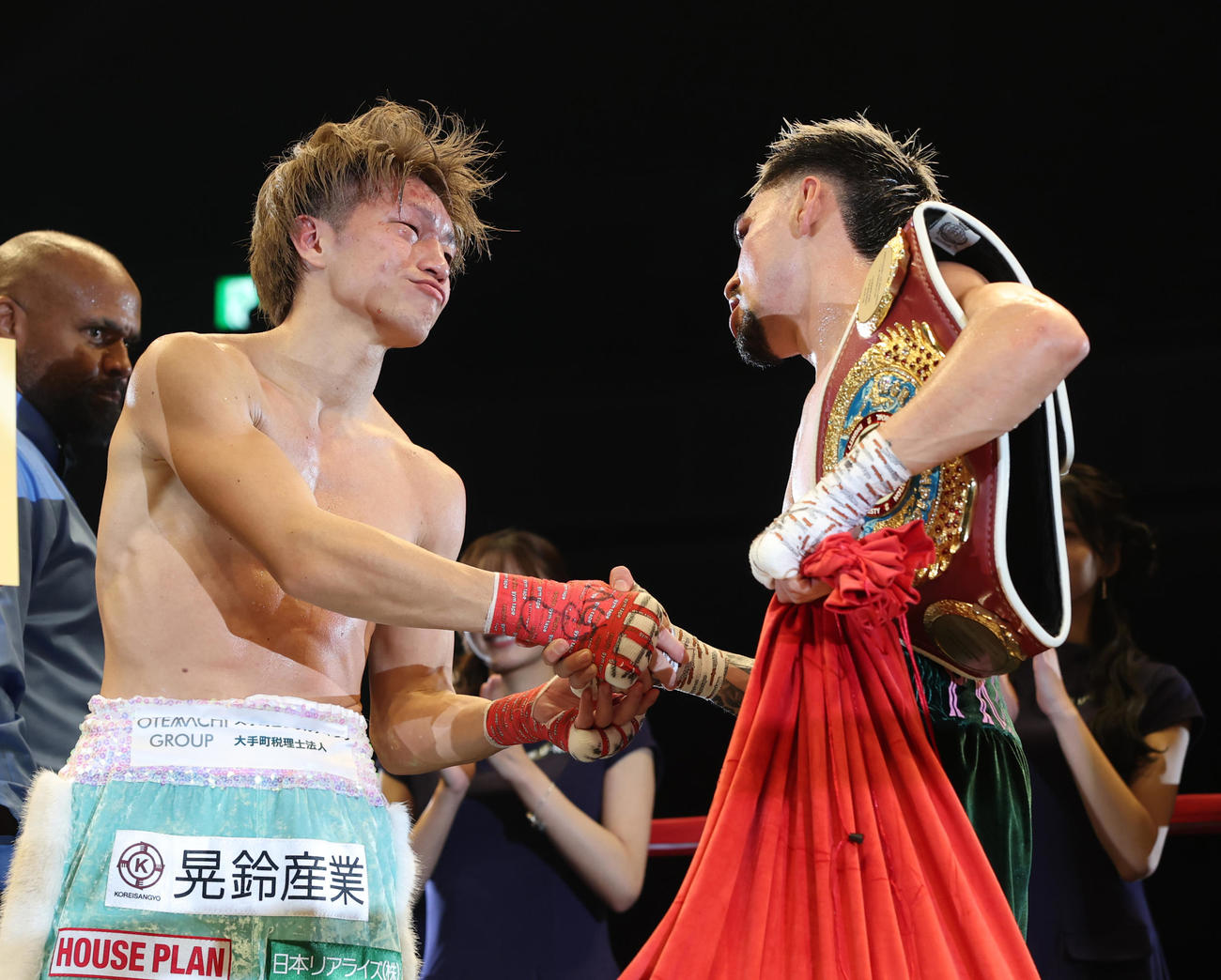 試合を終え、健闘をたたえ合うオラスクアガ（右）と桑原（撮影・宮地輝）
