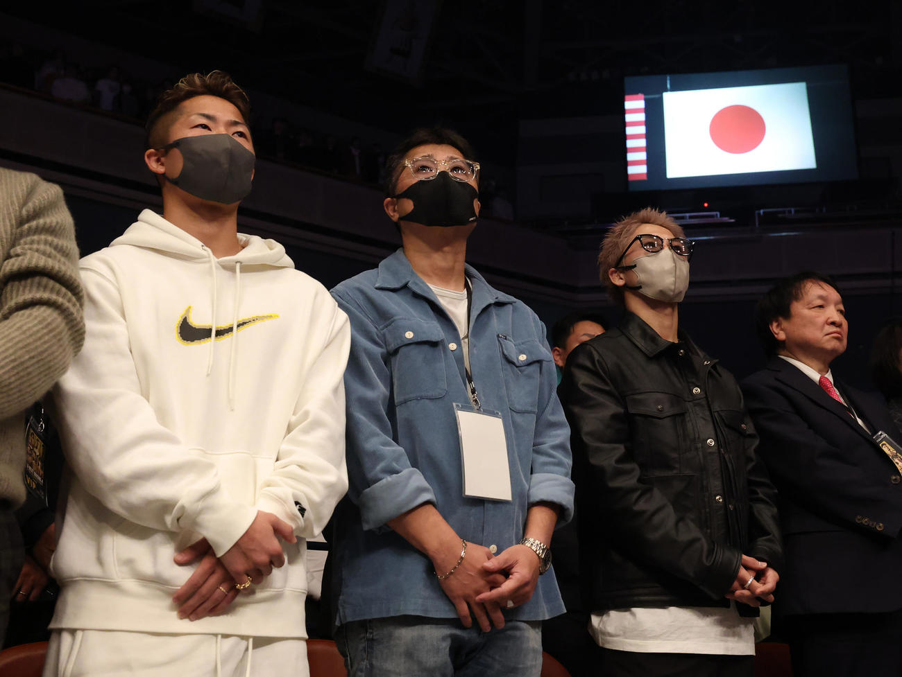 リングサイドで試合を見つめる、左から井上拓真、井上真吾トレーナー、井上尚弥、大橋ジム大橋会長（撮影・宮地輝）