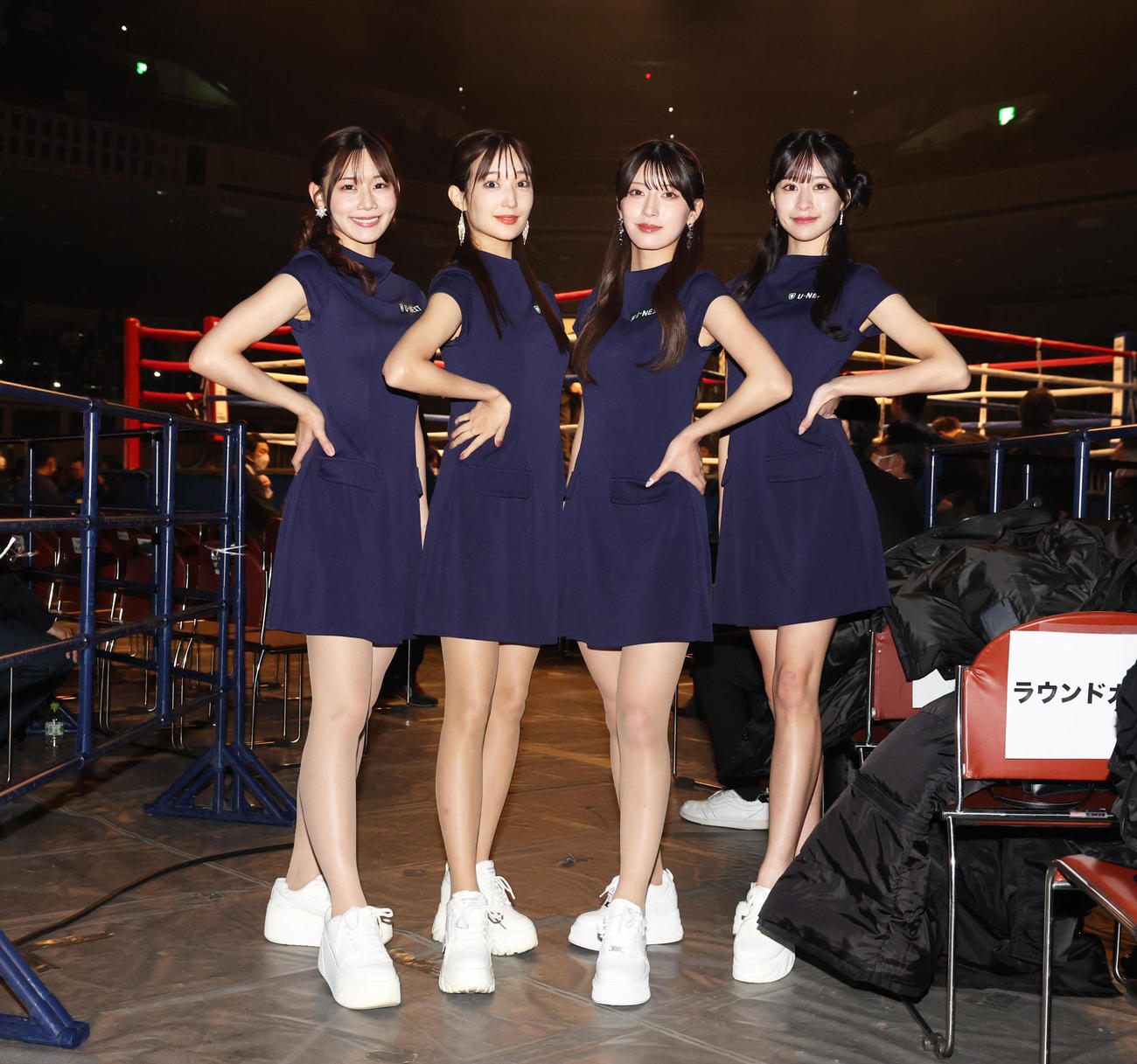 大会のラウンドガールを務める、左から野々宮有希、吉田明加、森かんな、神城朱里（撮影・宮地輝）