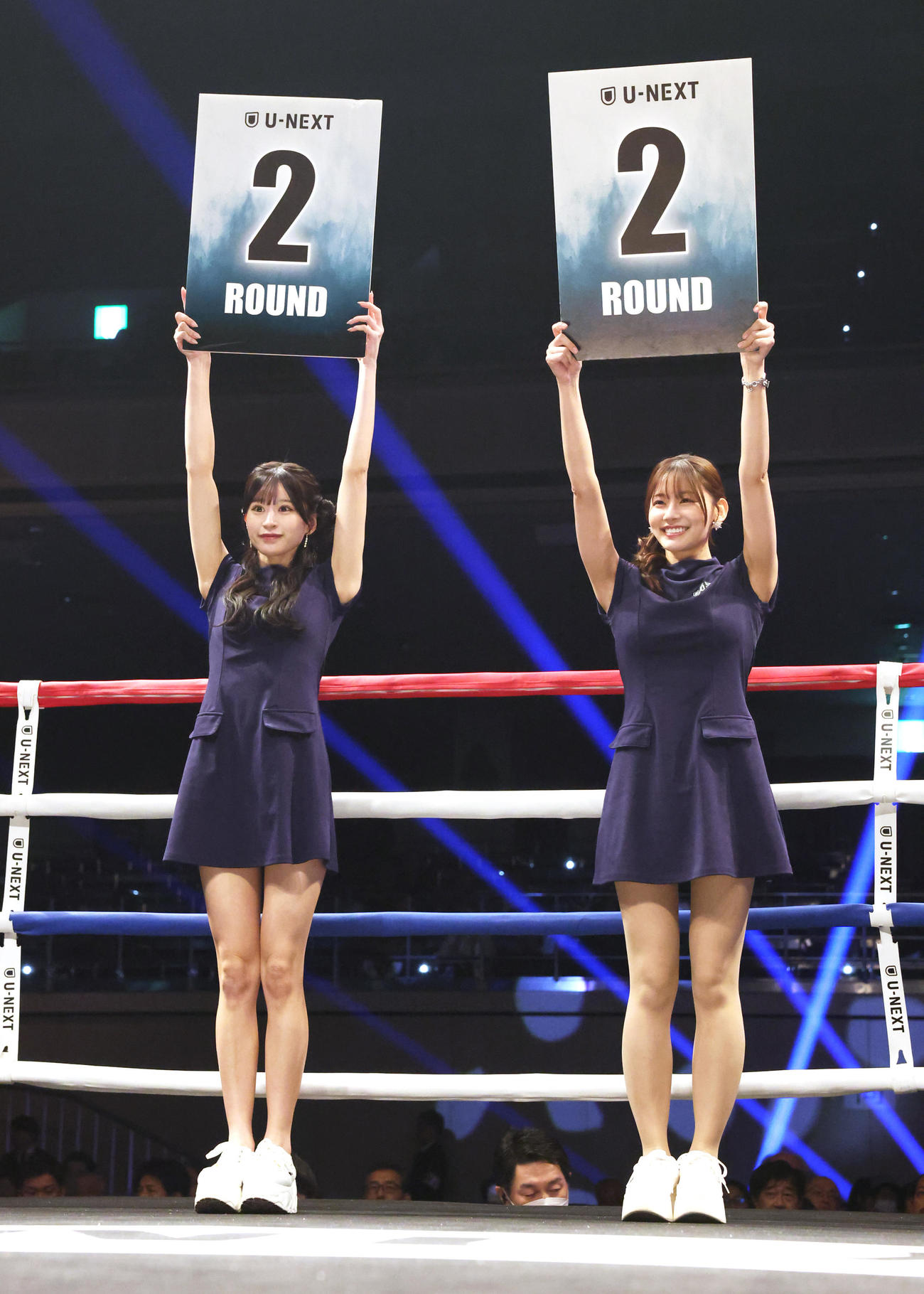 大会のラウンドガールを務める野々宮有希（右）と神城朱里（撮影・宮地輝）