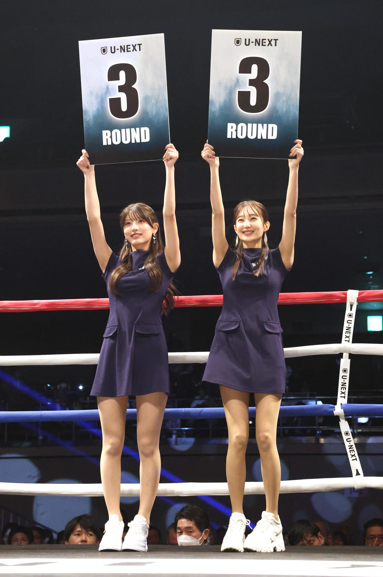大会のラウンドガールを務める吉田明加（右）と森かんな（撮影・宮地輝）