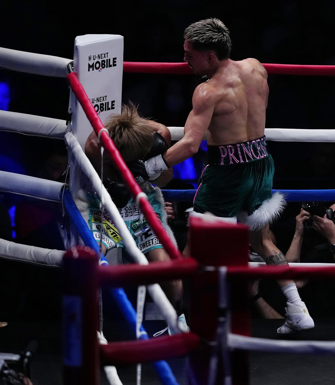 4回、オラスクアガ（右）に攻められる桑原（撮影・鈴木みどり）