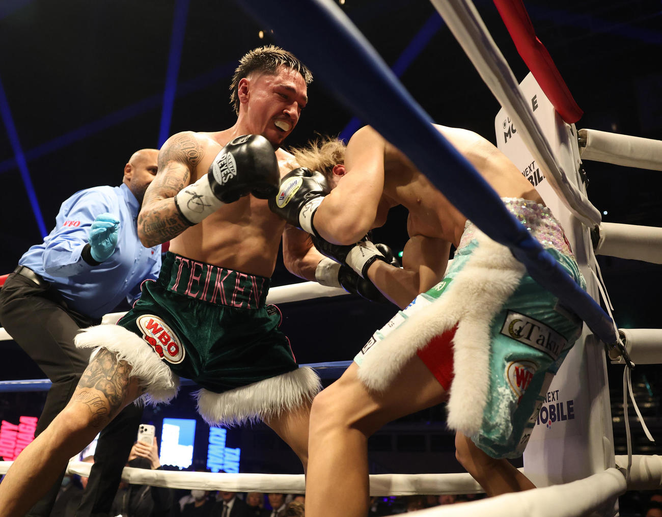 4回、オラスクアガ（左）に攻められる桑原（撮影・宮地輝）