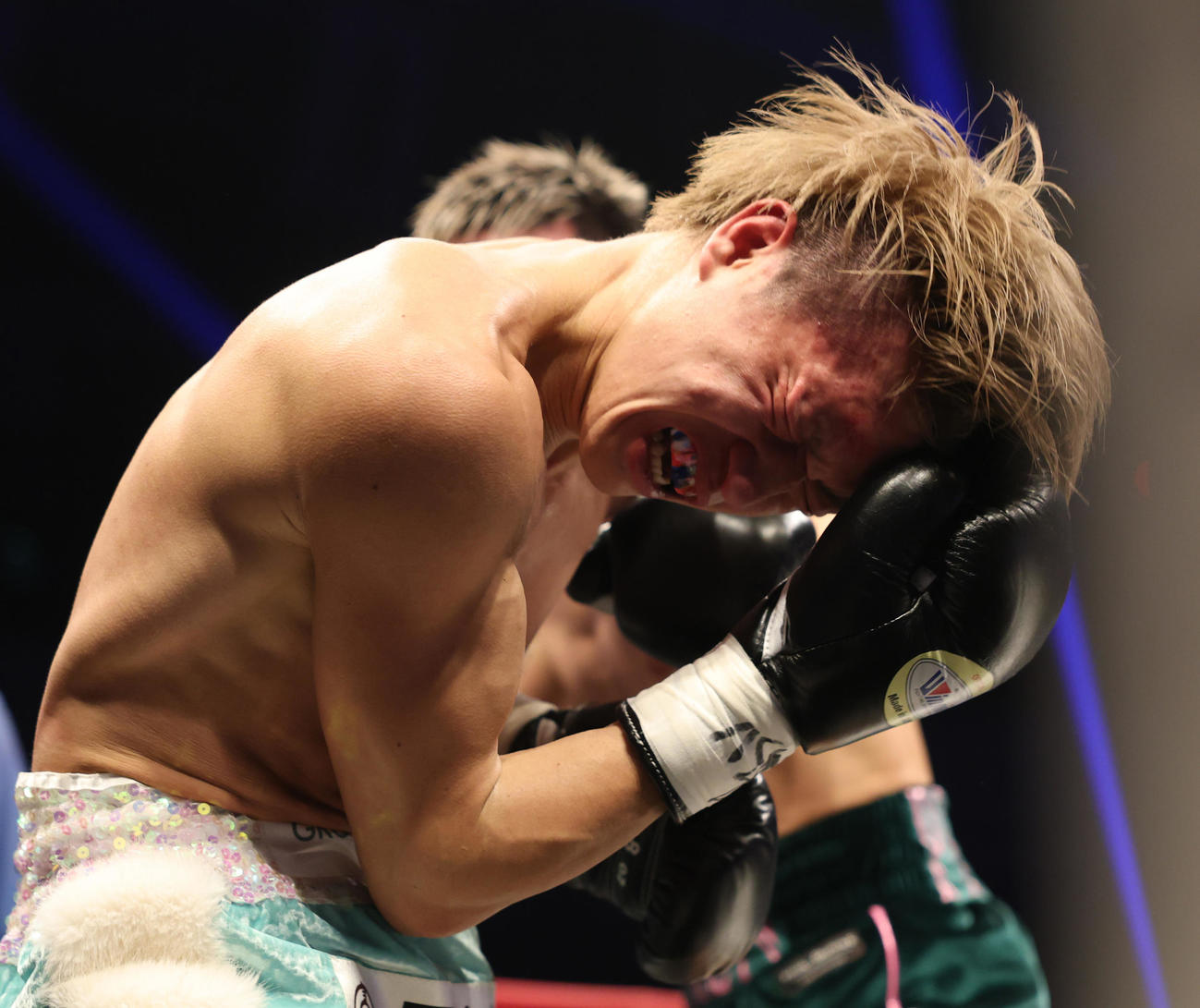 4回、オラスクアガ（後方）に激しく攻められる桑原（撮影・宮地輝）