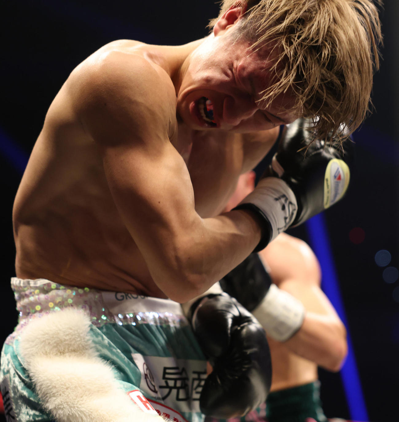 4回、オラスクアガ（後方）に激しく攻められる桑原（撮影・宮地輝）