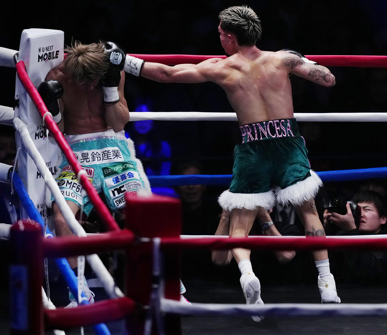 4回、オラスクアガ（右）に攻められる桑原（撮影・鈴木みどり）