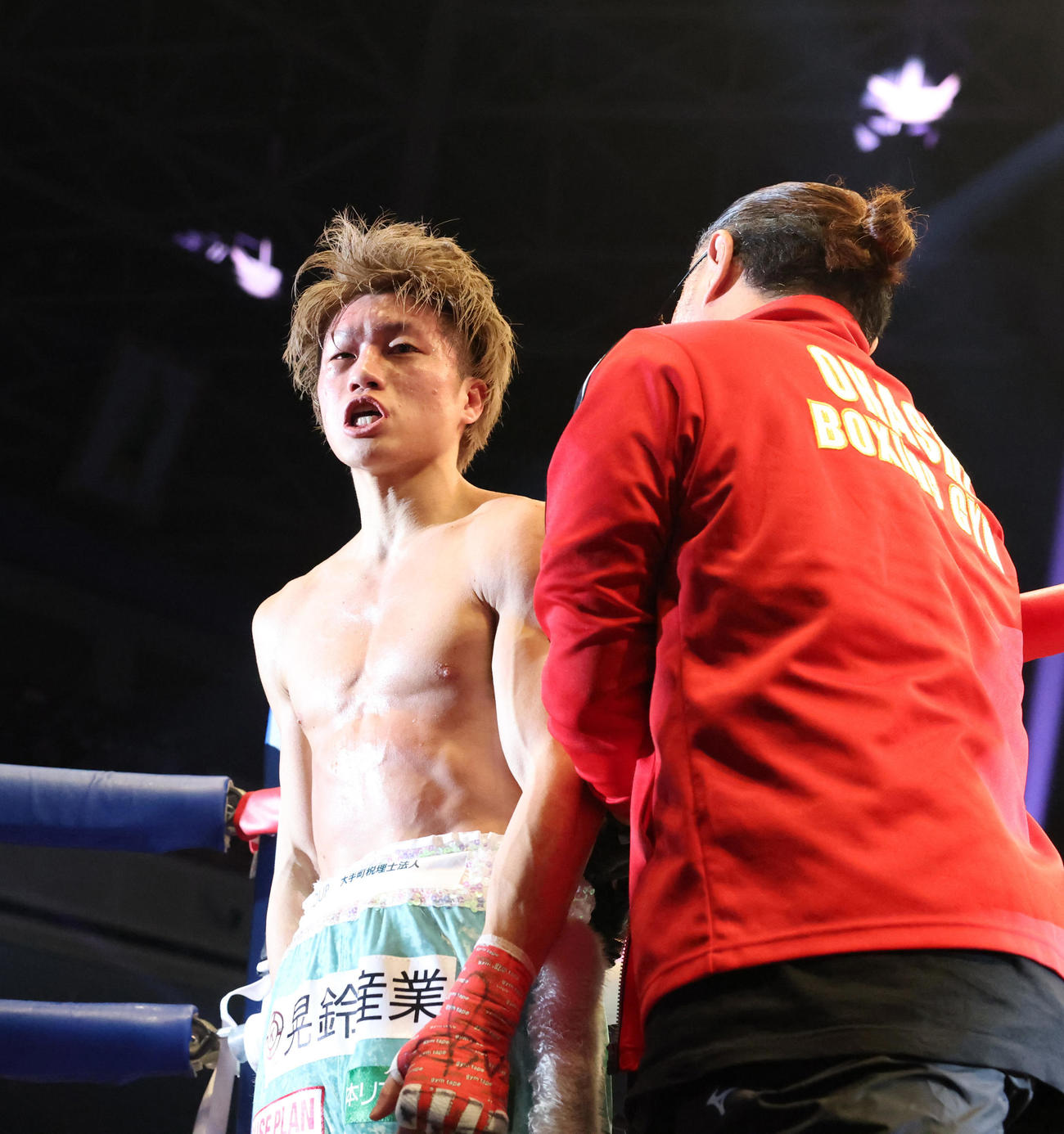 4回、オラスクアガにTKO負けした桑原（撮影・宮地輝）
