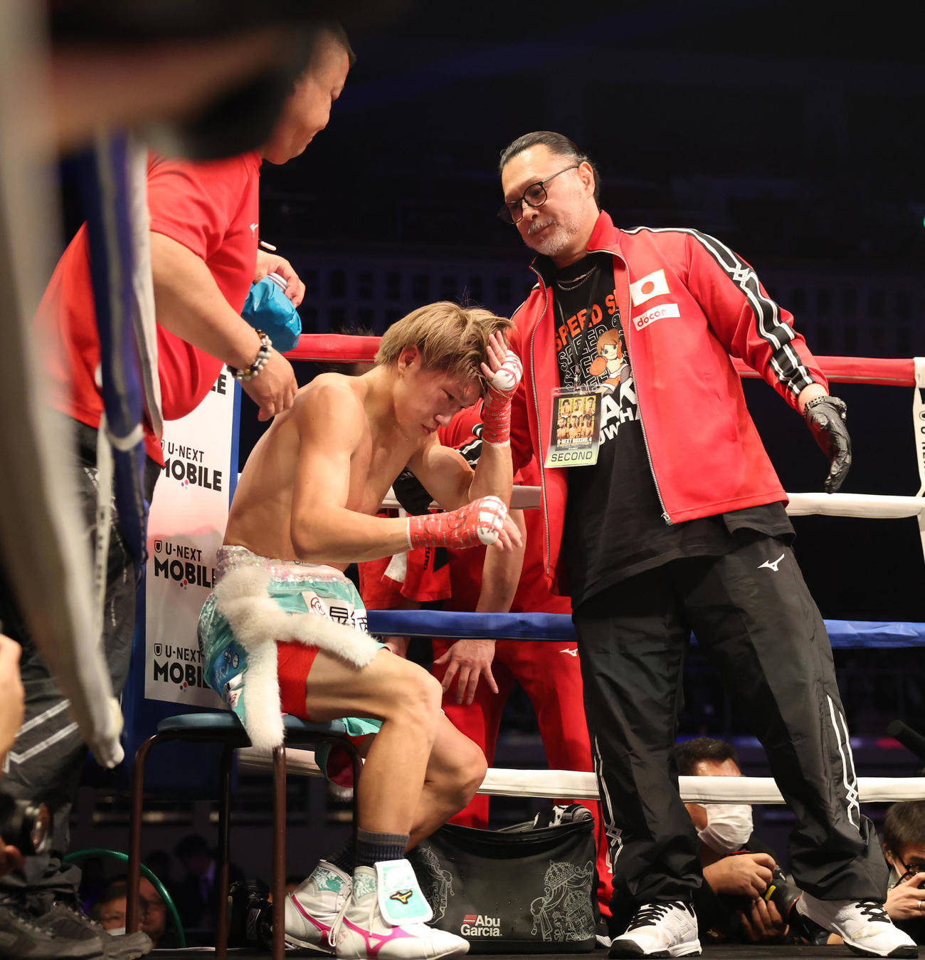 4回、オラスクアガにTKO負けした桑原（中央）（撮影・宮地輝）