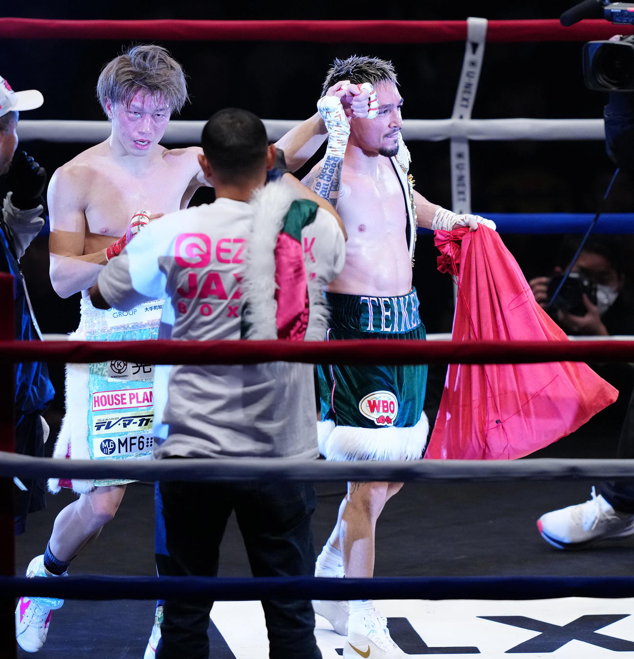 オラスクアガ（右）に4回TKO負けした桑原（撮影・鈴木みどり）