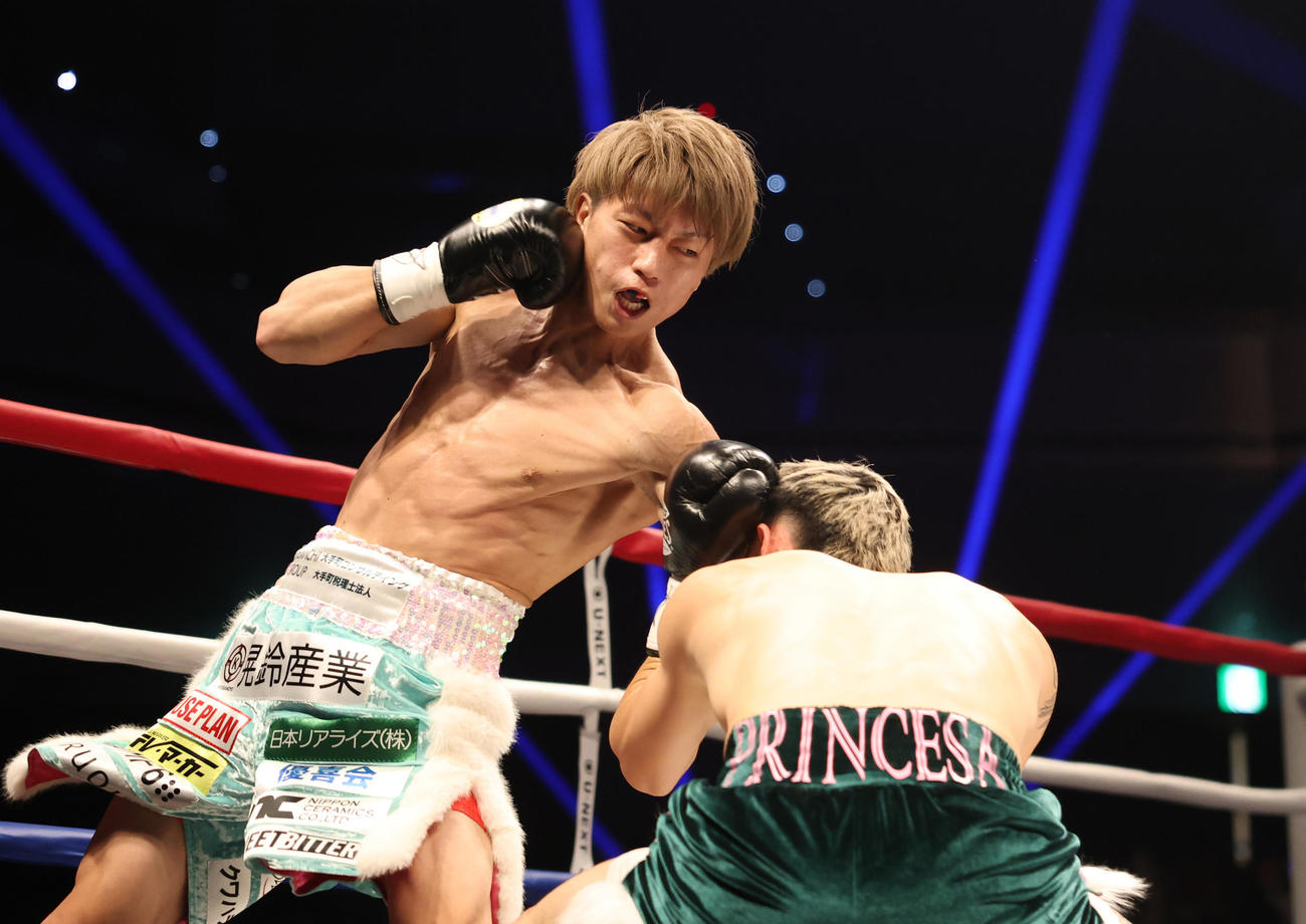 1回、オラスクアガ（右）を攻める桑原（撮影・宮地輝）