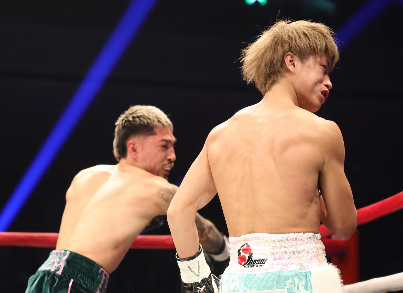 1回、オラスクアガ（左）の右を食らう桑原（撮影・宮地輝）