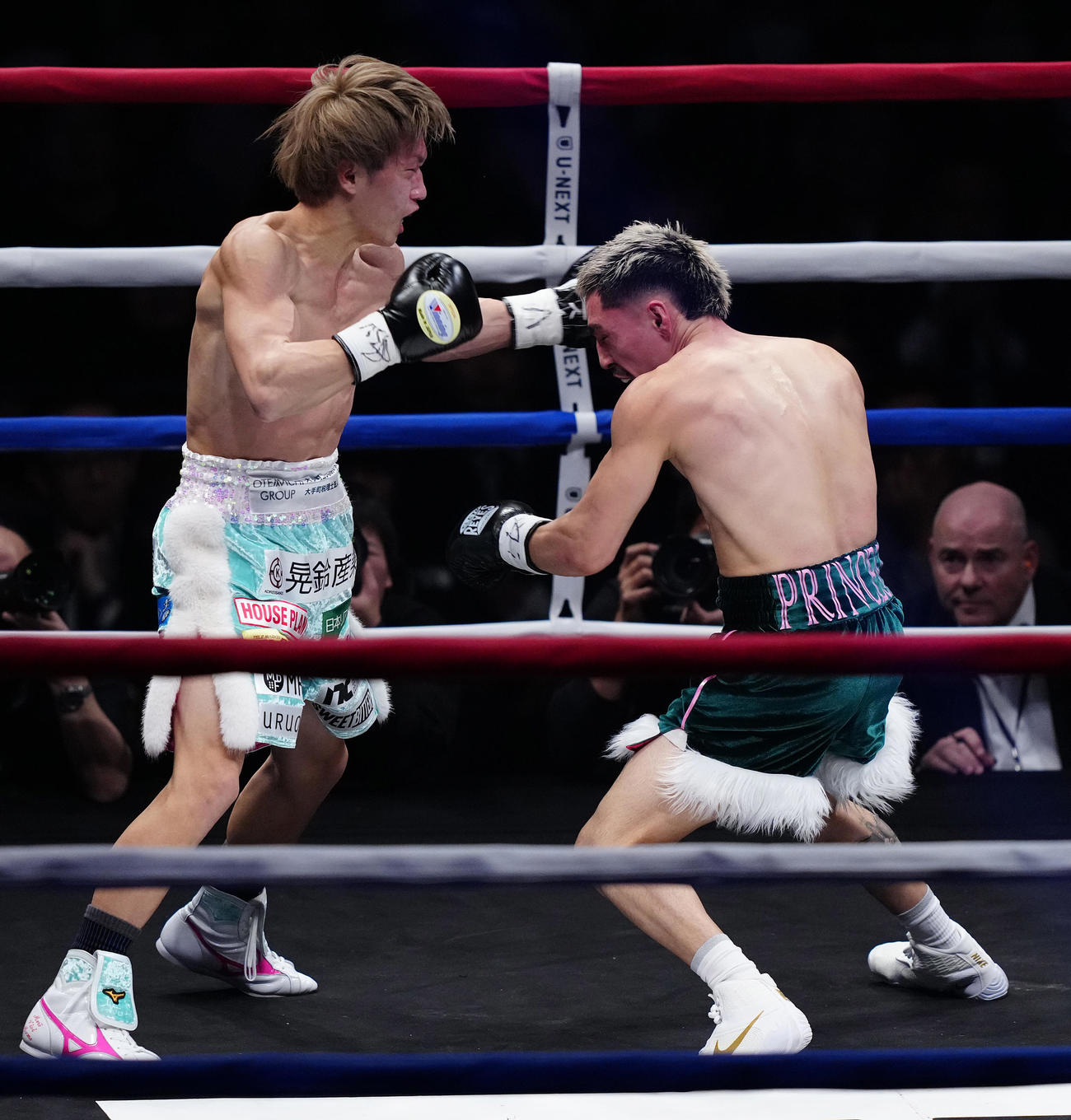 2回、オラスクアガ（右）を攻める桑原（撮影・鈴木みどり）