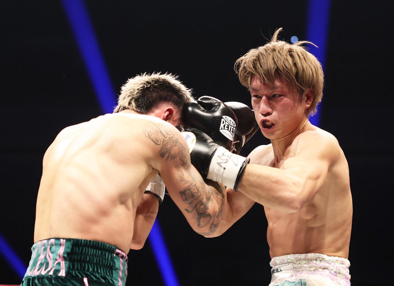 2回、オラスクアガ（左）を激しく攻める桑原（撮影・宮地輝）