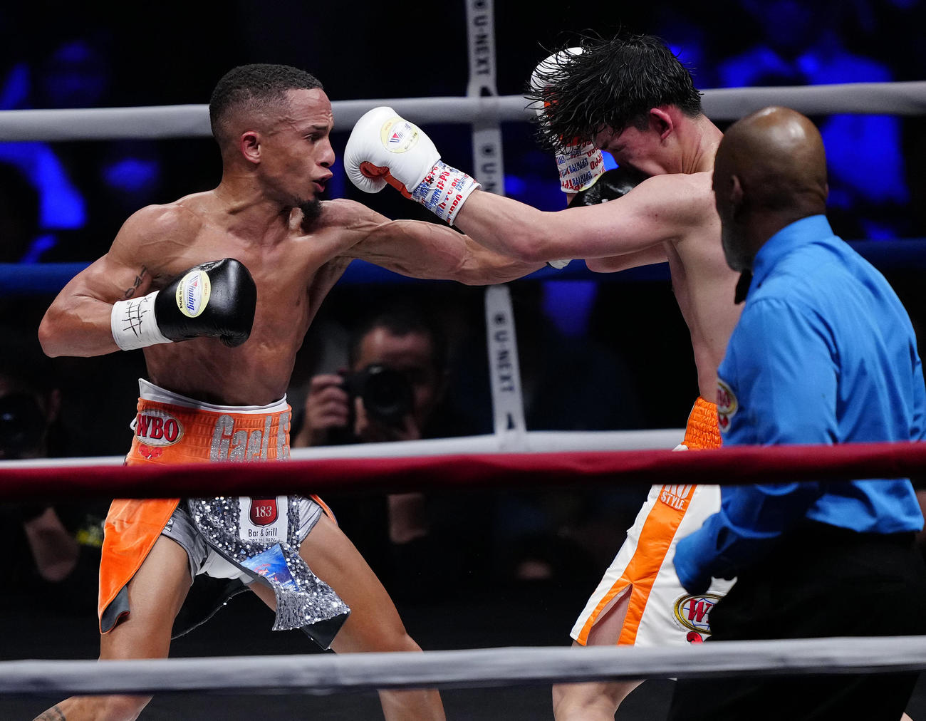 11回、サンティアゴ（左）にパンチを食らう高見（撮影・鈴木みどり）