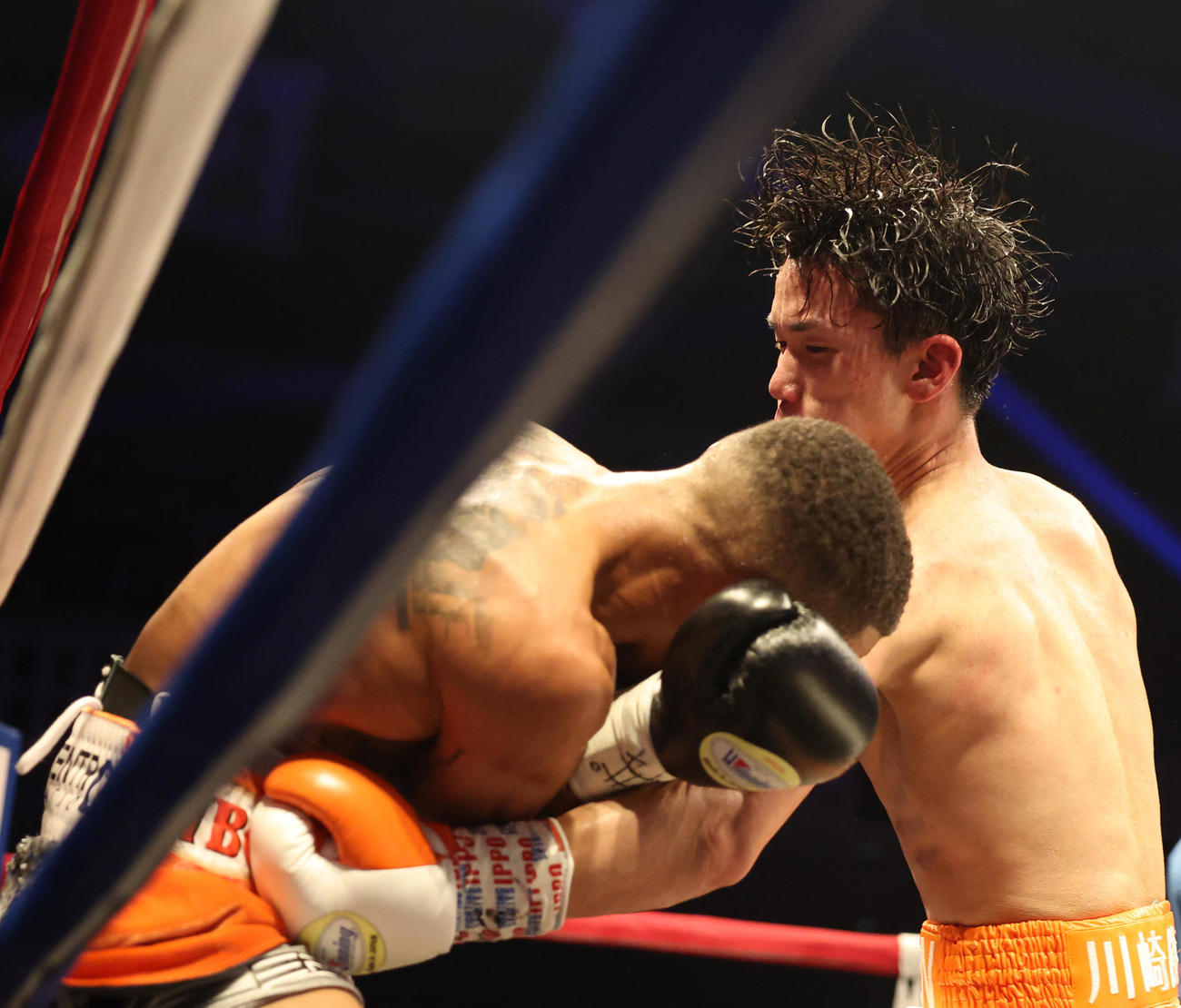 11回、高見（右）はレネ・サンティアゴのボディを攻める（撮影・宮地輝）