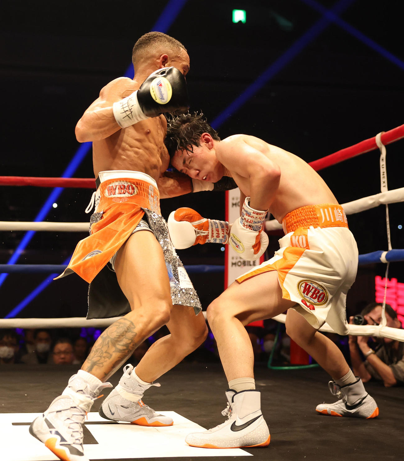 11回、高見（右）はレネ・サンティアゴの攻めに苦しむ（撮影・宮地輝）