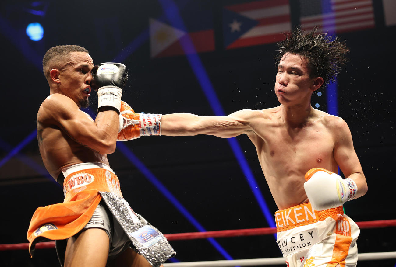 10回、高見（右）はレネ・サンティアゴを攻める（撮影・宮地輝）