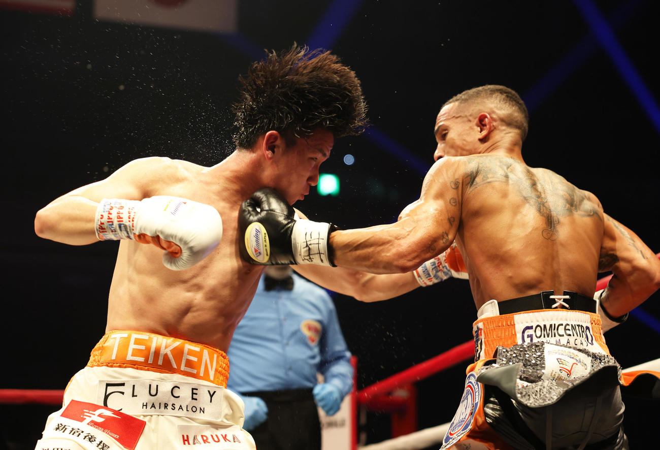 8回、激しく打ち合う高見（左）とレネ・サンティアゴ（撮影・宮地輝）