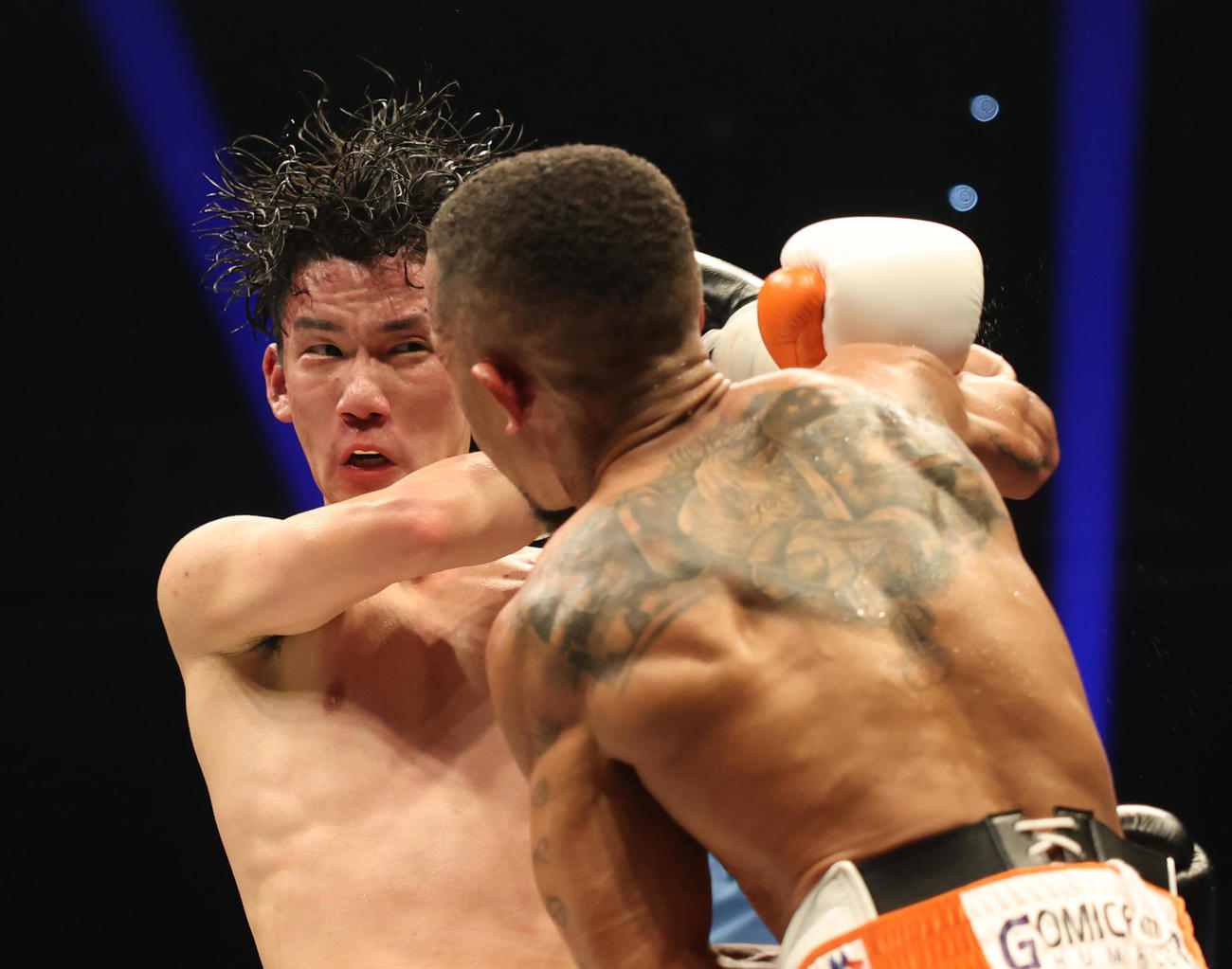 12回、レネ・サンティアゴの攻撃に苦しむ高見（撮影・宮地輝）