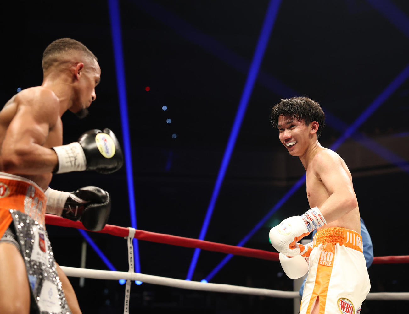 8回、高見（右）はレネ・サンティアゴに笑みを浮かべる（撮影・宮地輝）