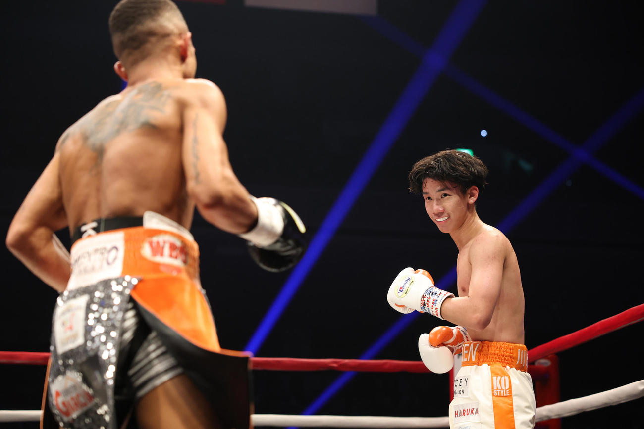 3回、高見（右）はレネ・サンティアゴの様子をうかがう（撮影・宮地輝）