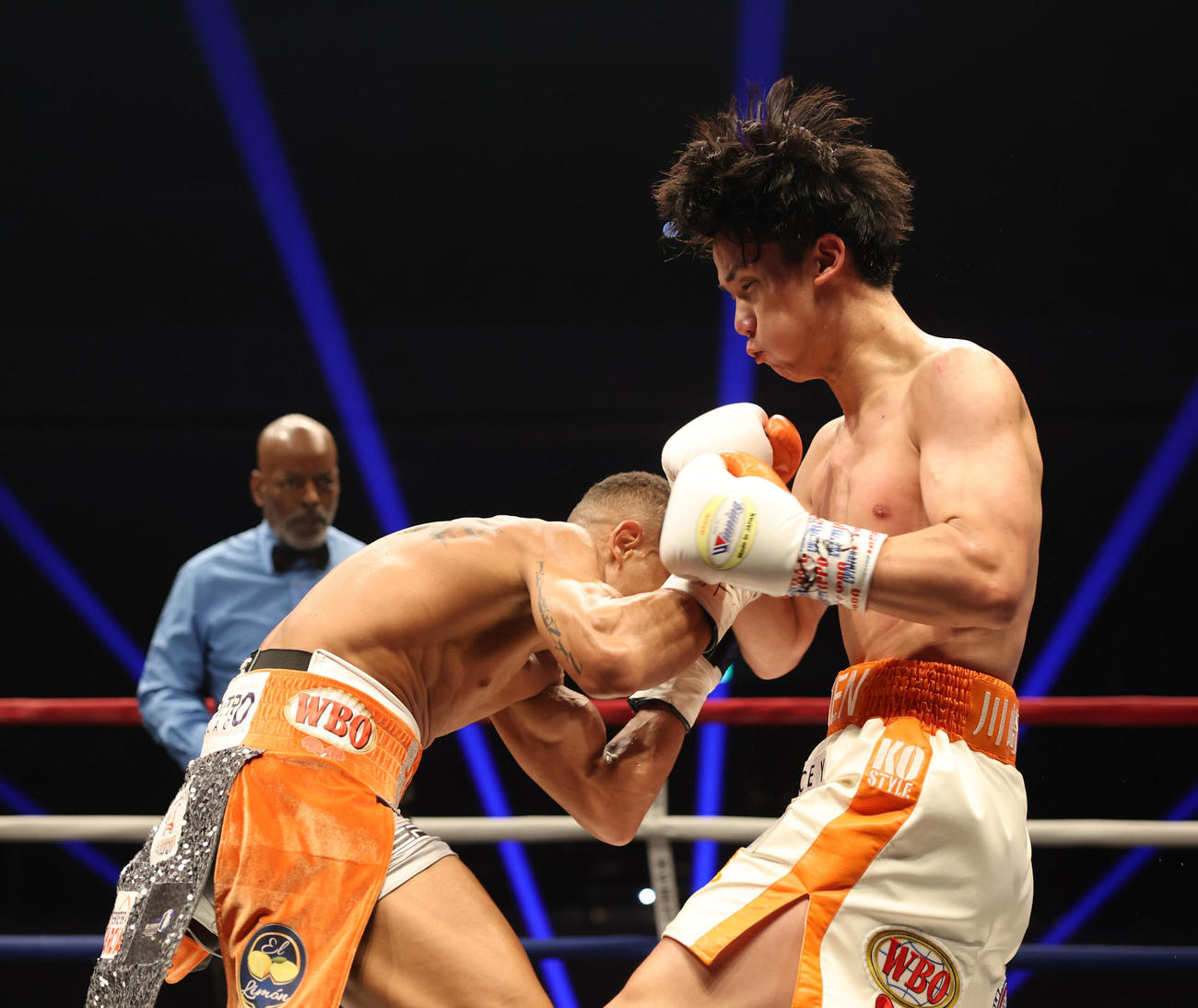 2回、高見（右）はレネ・サンティアゴの攻めに苦しむ（撮影・宮地輝）