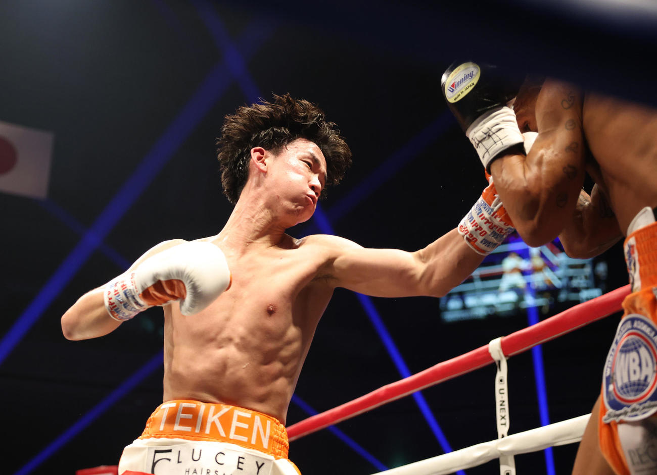3回、高見（左）はレネ・サンティアゴに左パンチを見舞う（撮影・宮地輝）