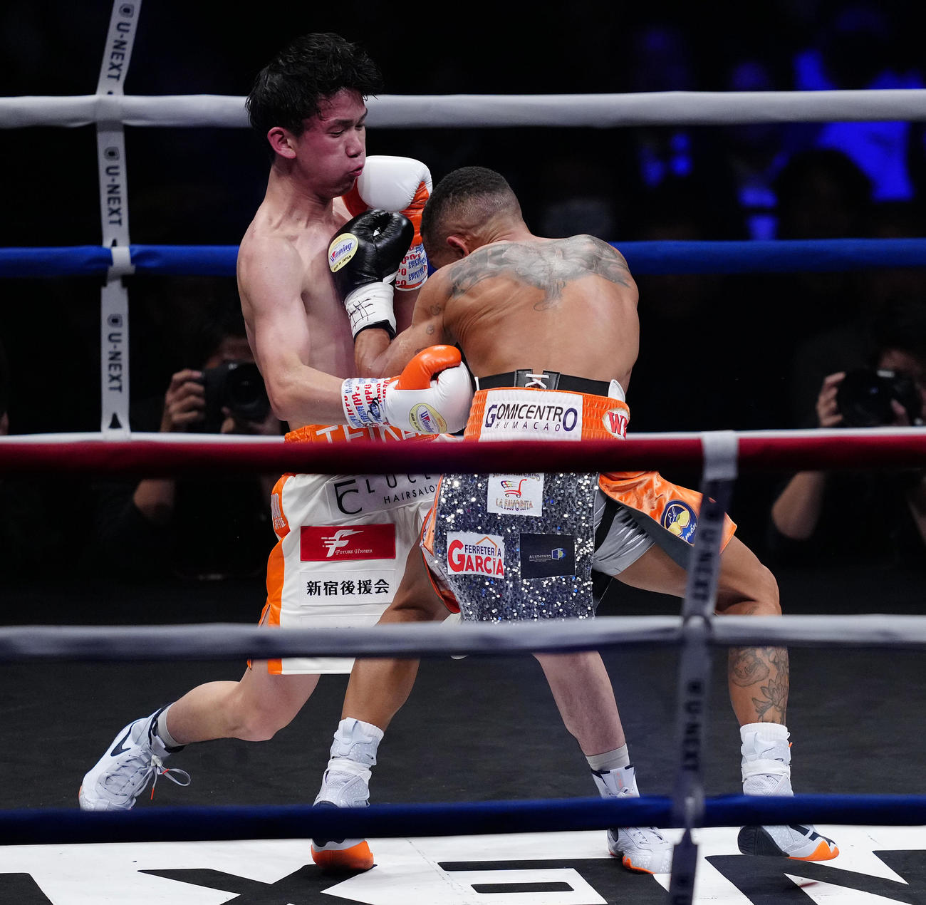 3回、サンティアゴ（右）を攻める高見（撮影・鈴木みどり）