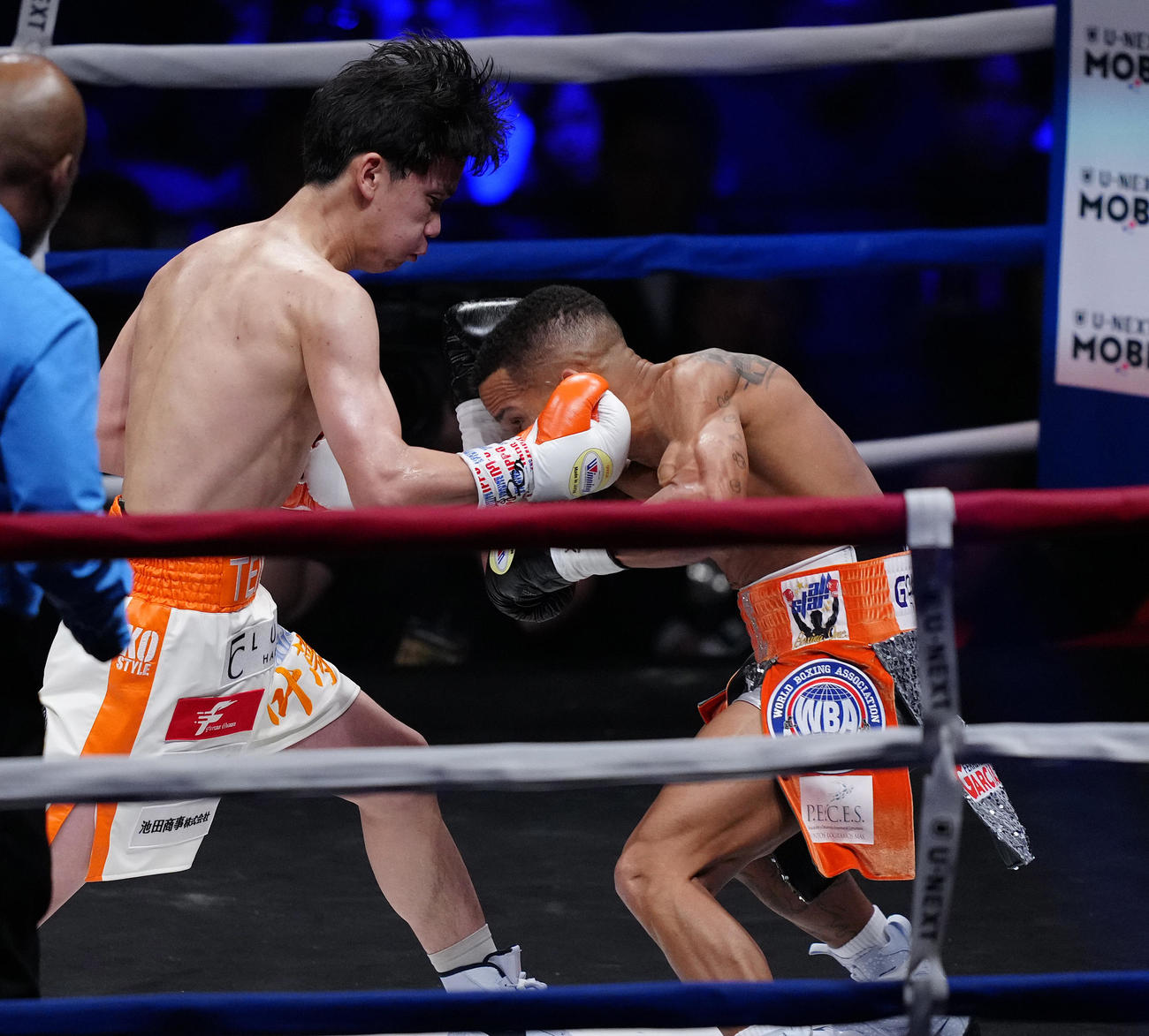 1回、サンティアゴ（右）を攻める高見（撮影・鈴木みどり）