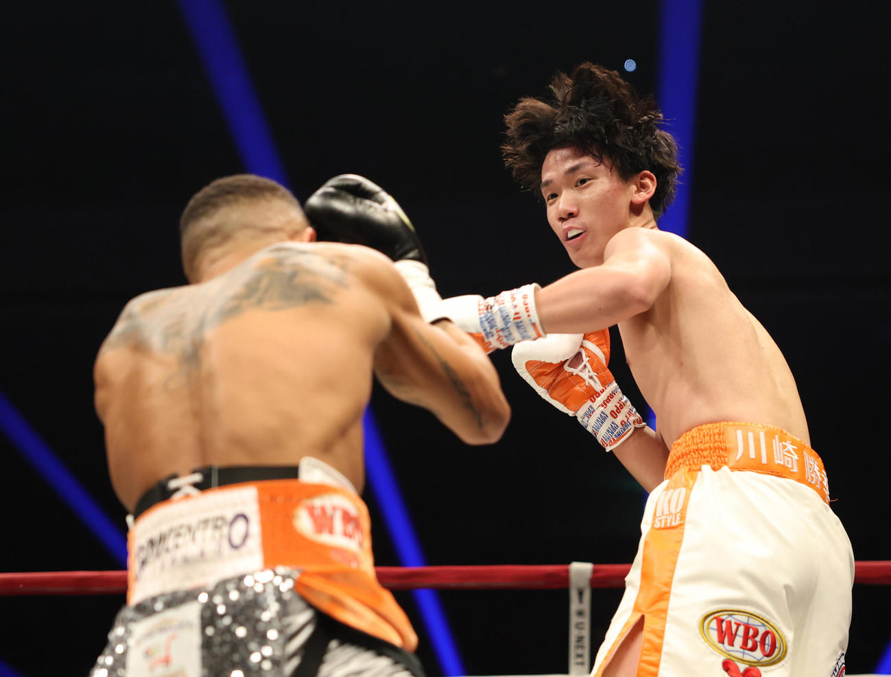 1回、高見（右）はレネ・サンティアゴを攻める（撮影・宮地輝）