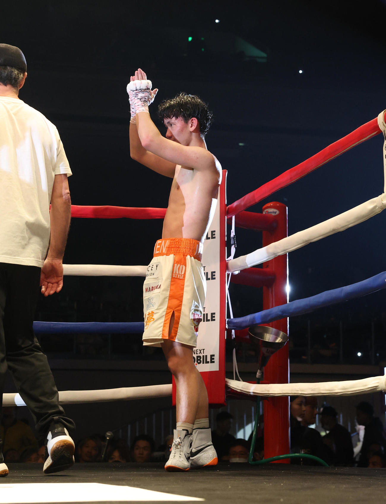 レネ・サンティアゴに敗れリングを後にする高見（撮影・宮地輝）