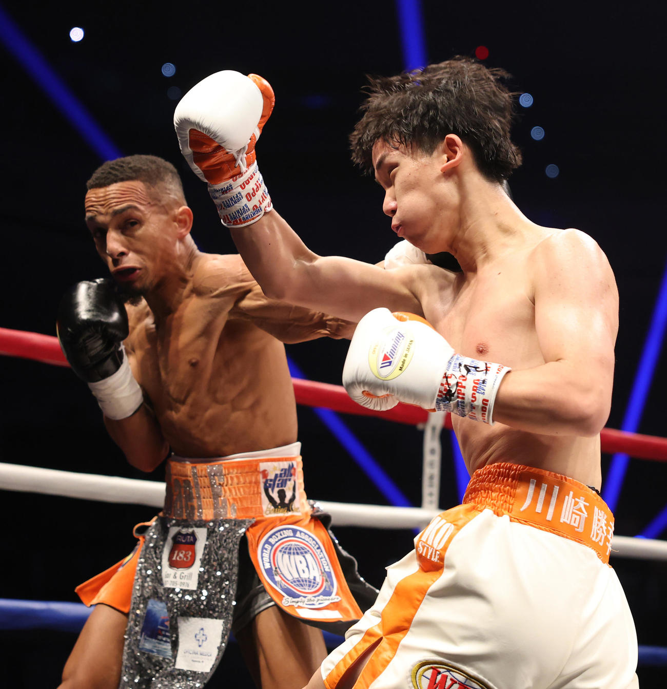 1回、激しく打ち合う高見（右）とレネ・サンティアゴ（撮影・宮地輝）