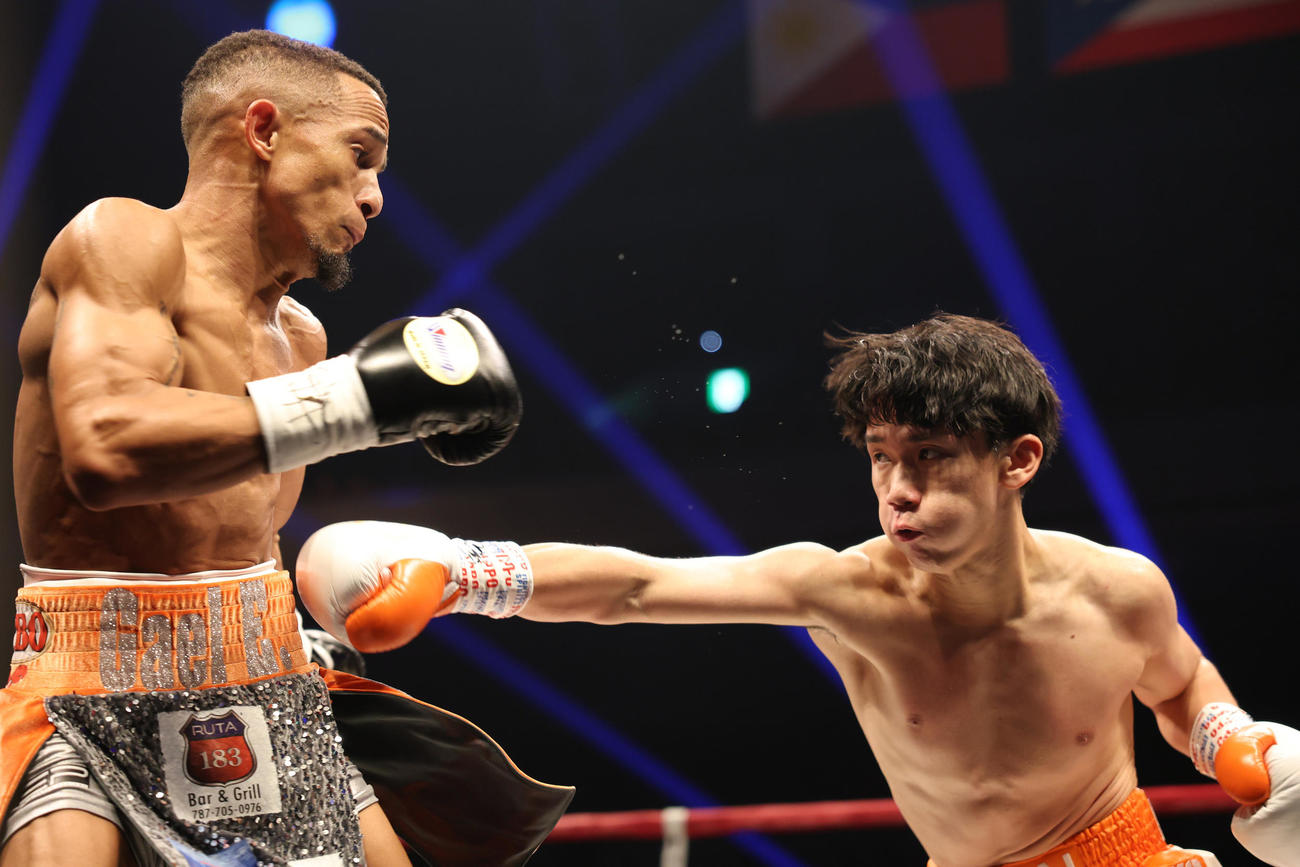 1回、高見（右）はレネ・サンティアゴのボディを狙う（撮影・宮地輝）