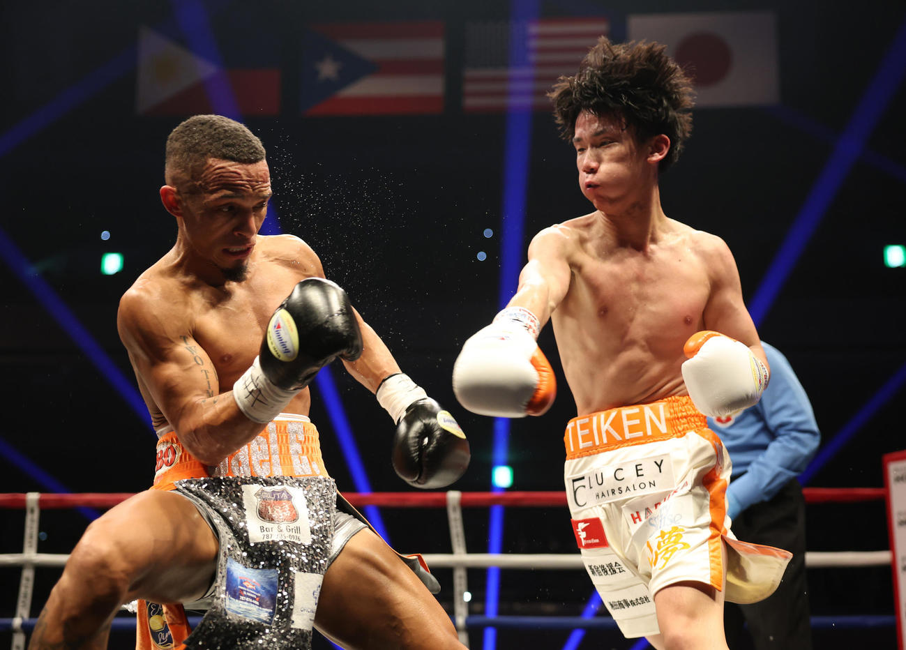 4回、高見（右）はレネ・サンティに右パンチを見舞う（撮影・宮地輝）