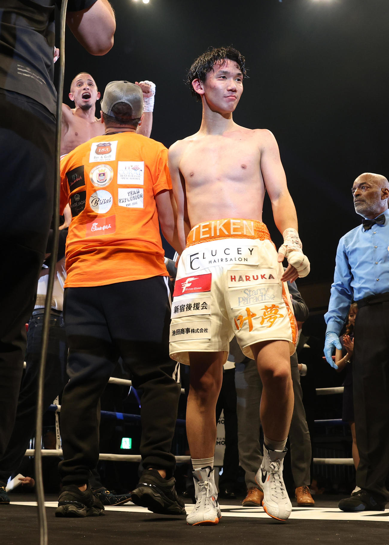 12回判定でレネ・サンティアゴ（後方左）に敗れた高見（撮影・宮地輝）