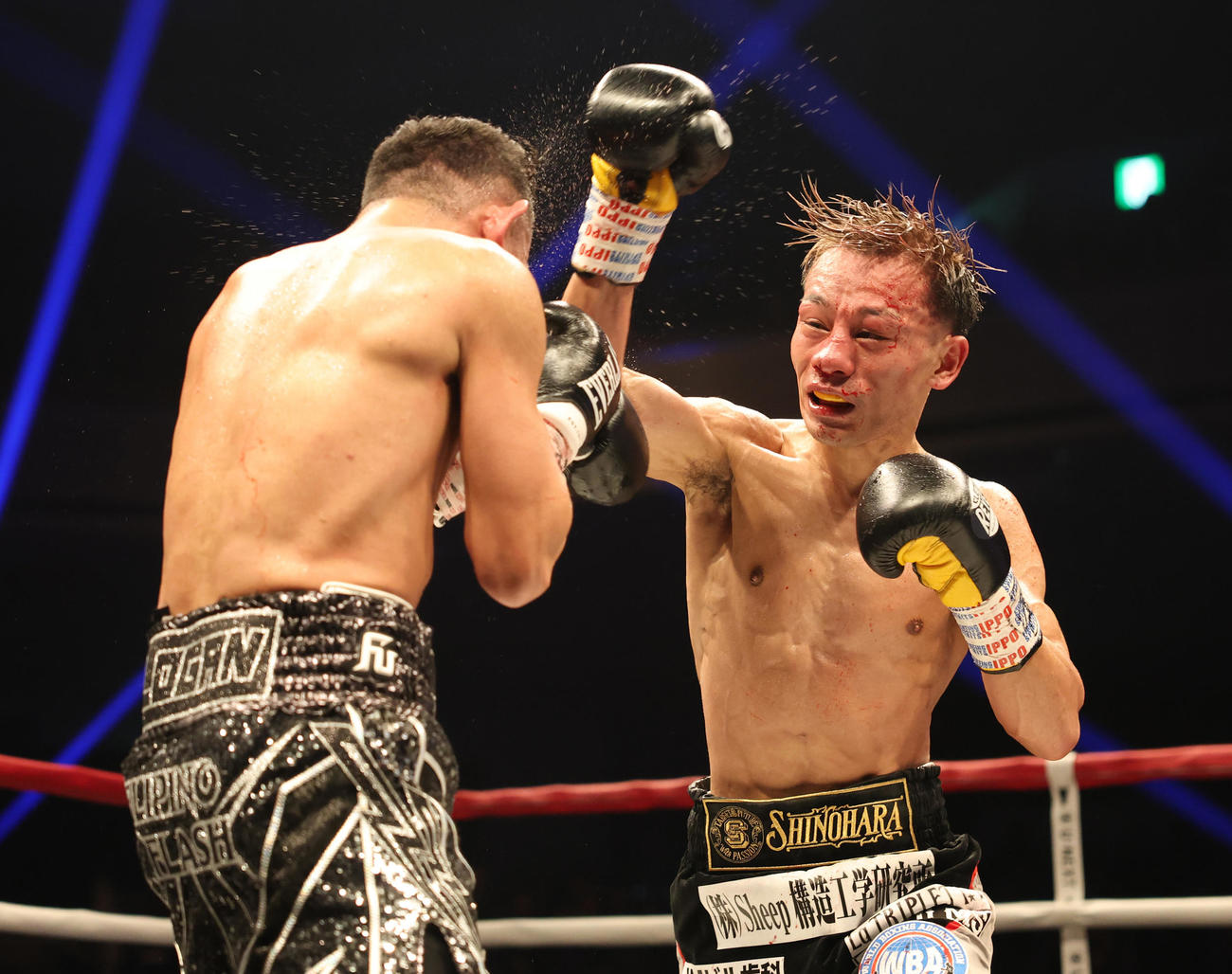 8回、激しく打ち合う堤（右）とドネア（撮影・宮地輝）