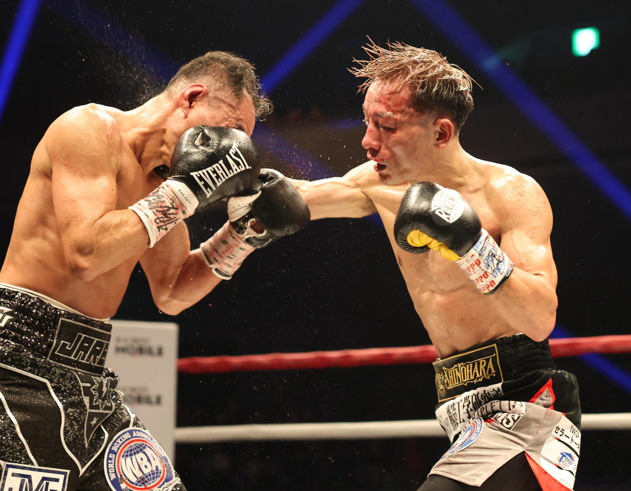 8回、激しく打ち合う堤（右）とドネア（撮影・宮地輝）