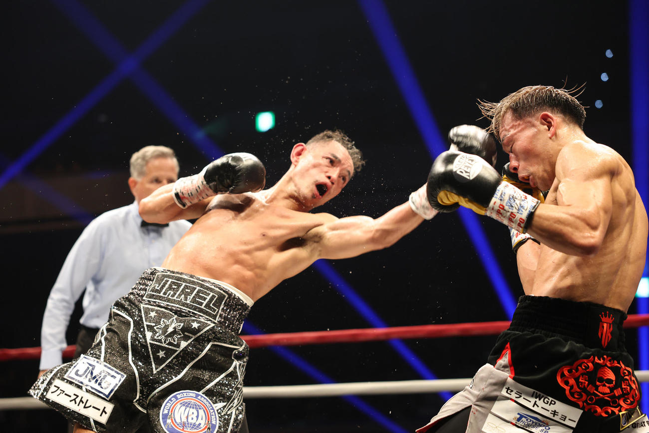 6回、堤（右）を攻めるドネア（撮影・宮地輝）