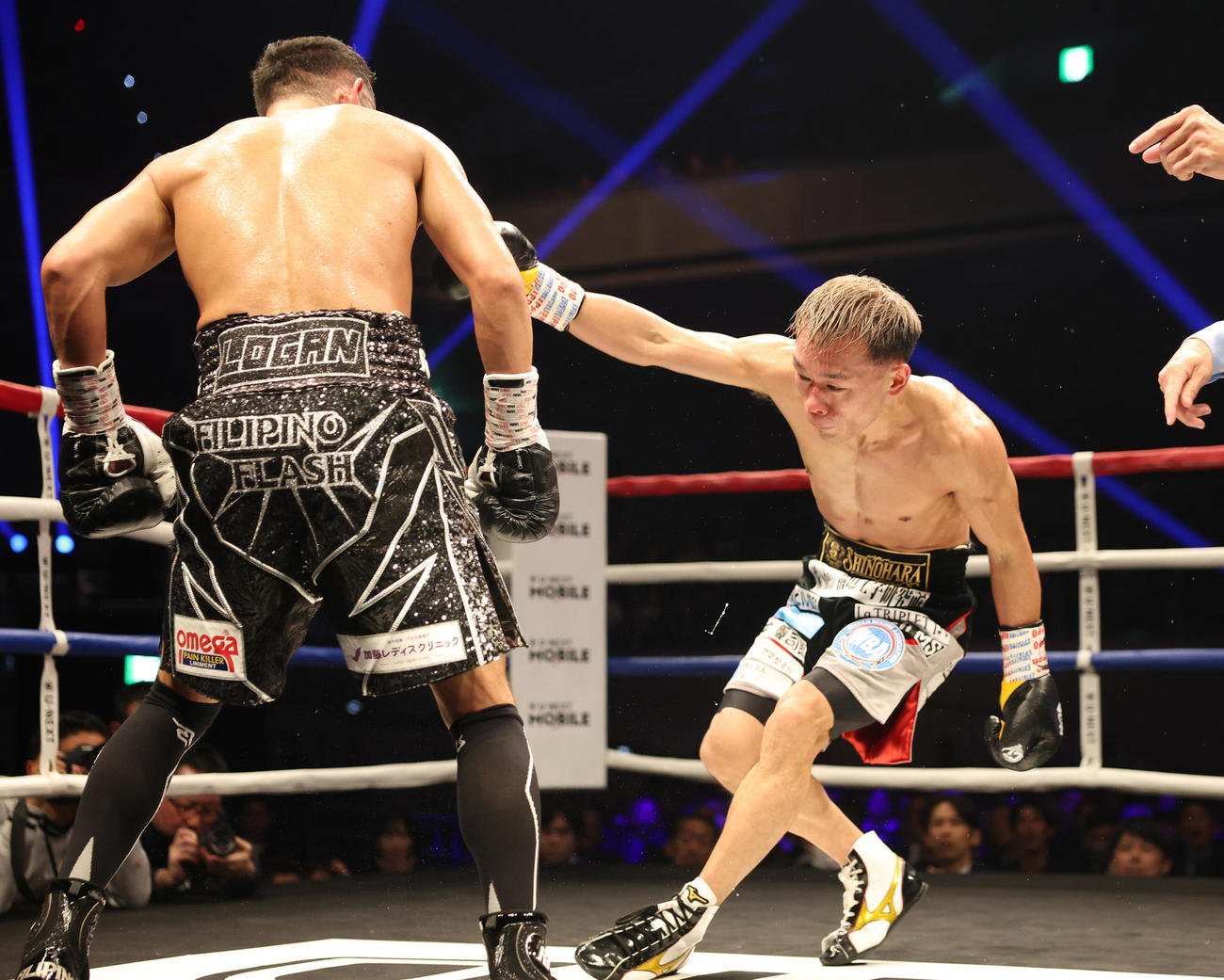 4回、堤（右）はドネアのパンチによろめく（撮影・宮地輝）