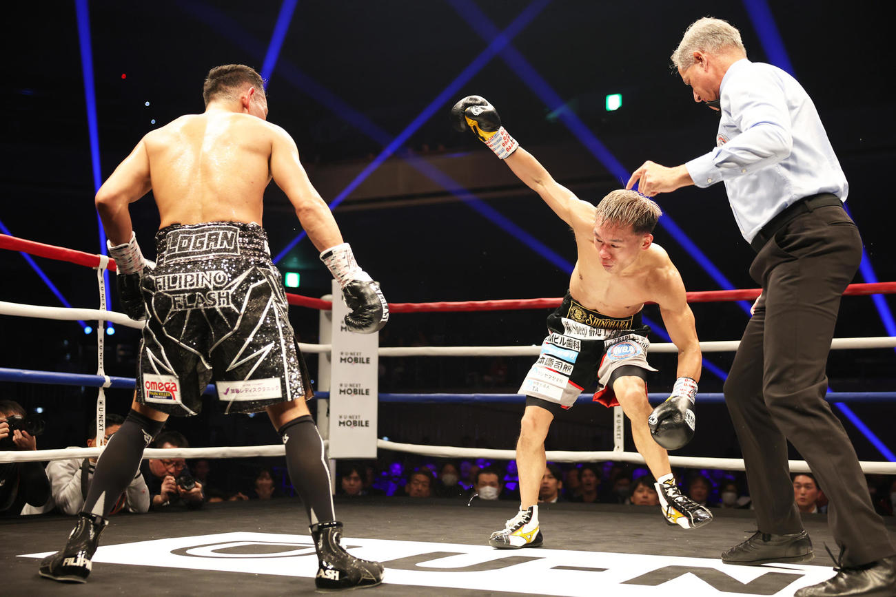 4回、堤（右）はドネアのパンチによろめく（撮影・宮地輝）