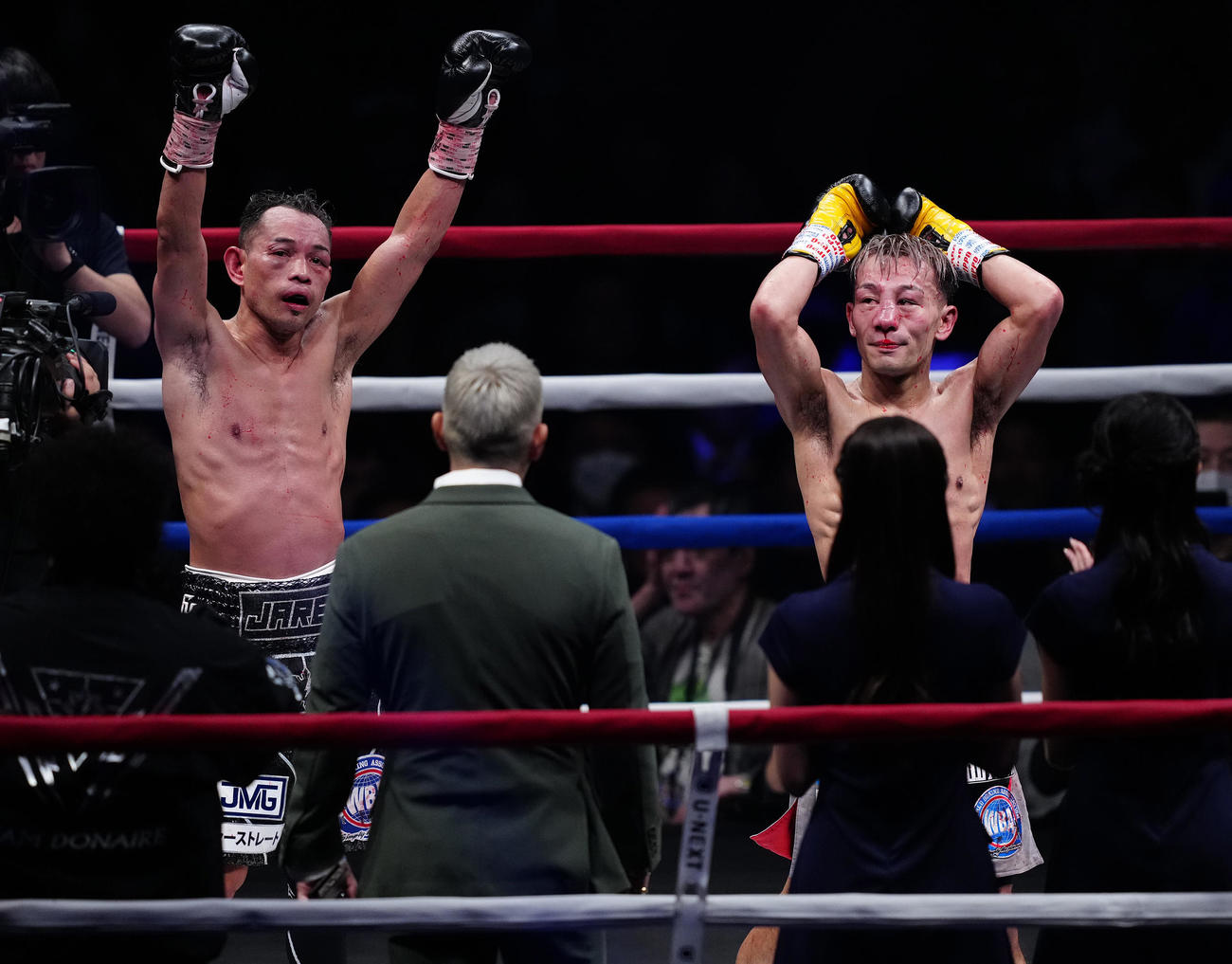 12回を終え、声援に応える堤（右）とドネア（撮影・鈴木みどり）