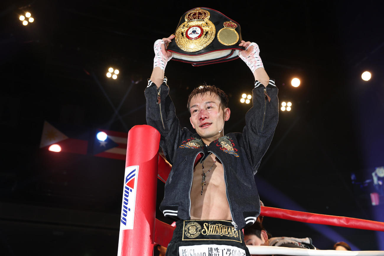 統一王者に輝きベルトを掲げる堤（撮影・宮地輝）