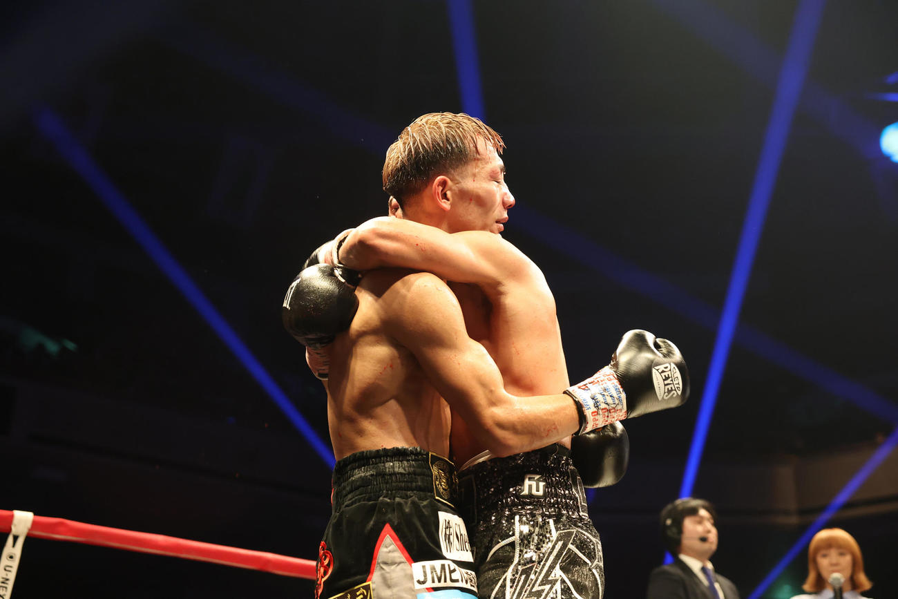 試合を終え、健闘をたたえ合う堤（左）とドネア（撮影・宮地輝）