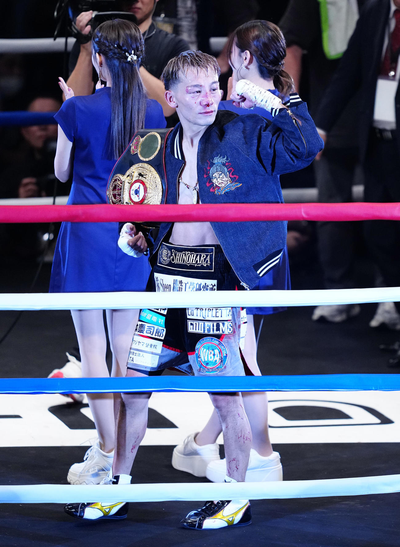 防衛したWBA世界バンタム級王者の堤は声援に応える（撮影・鈴木みどり）