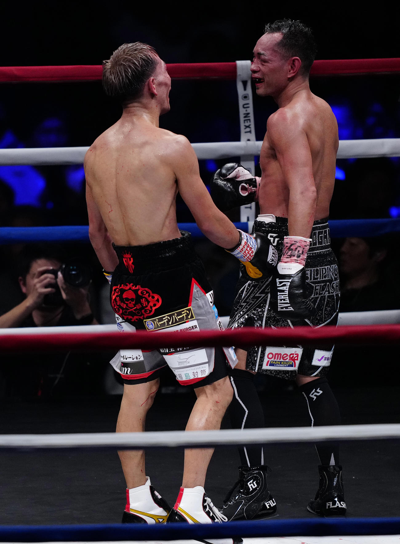 12回を終え、健闘をたたえ合うドネア（右）と堤（撮影・鈴木みどり）