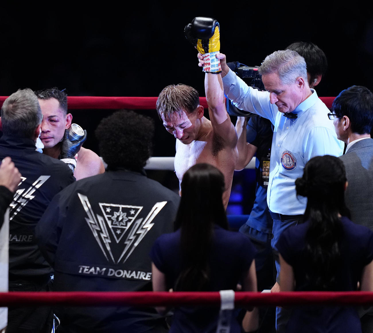 ドネア（左）に判定勝ちした堤（撮影・鈴木みどり）