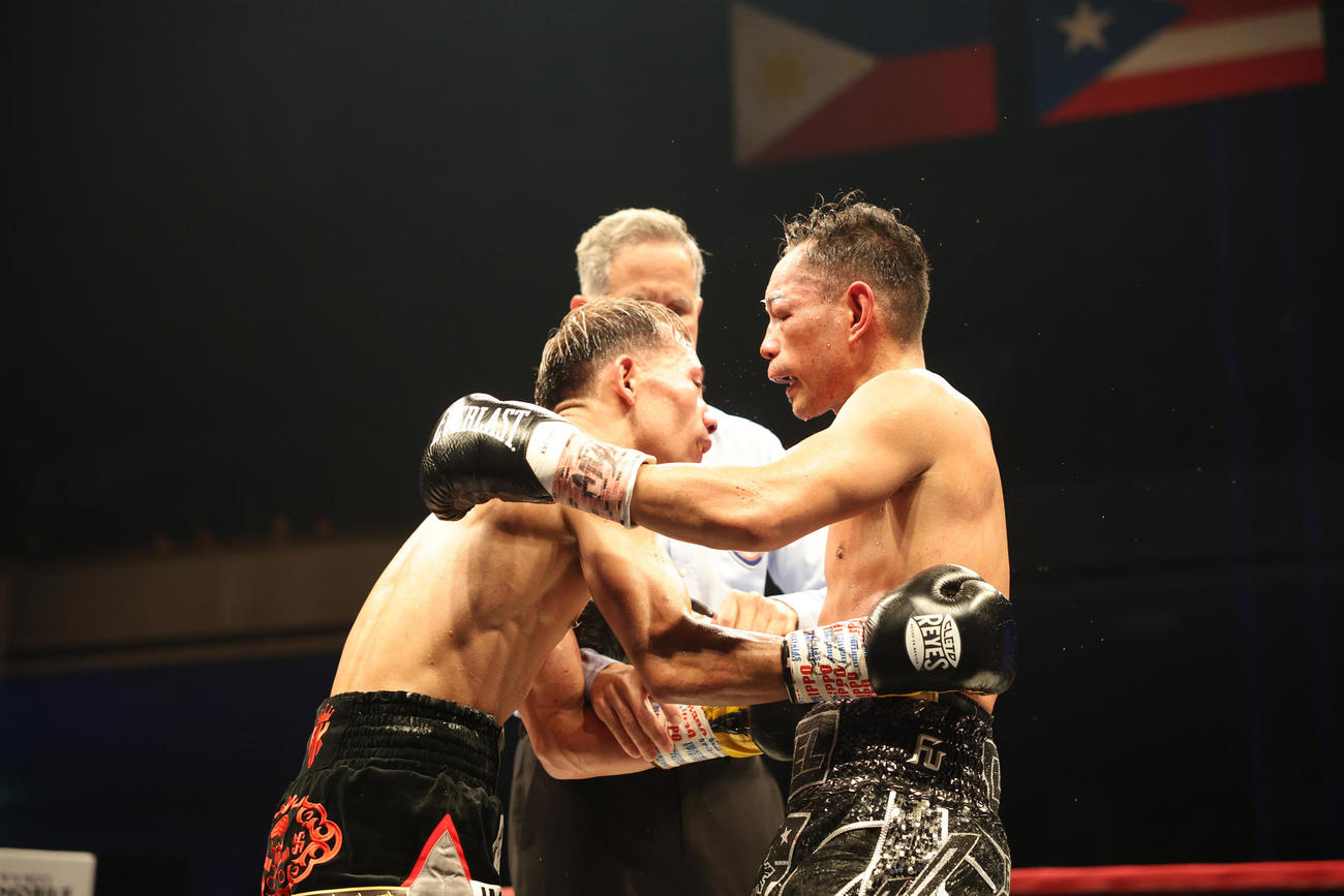 互いの健闘をたたえ抱き合い12回に臨む堤（左）とドネア（撮影・宮地輝）