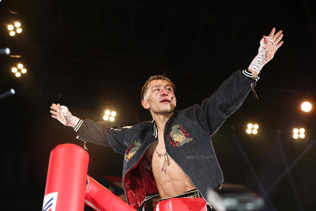 統一王者に輝きファンの声援に応える堤（撮影・宮地輝）