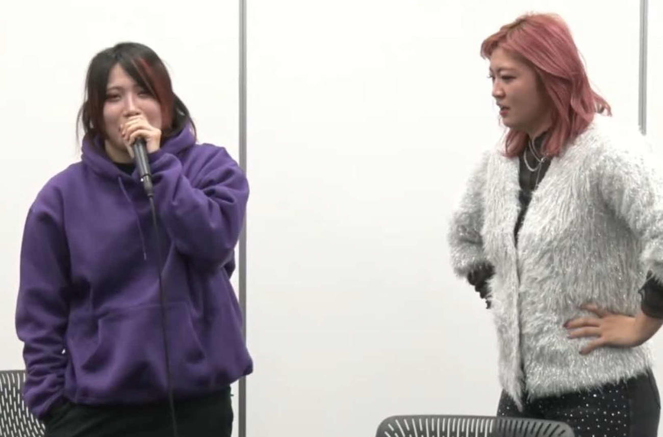 尻回りでも林下詩美（左）に上回られてガックリの後藤智香（レッスルユニバース公式YouTubeから）